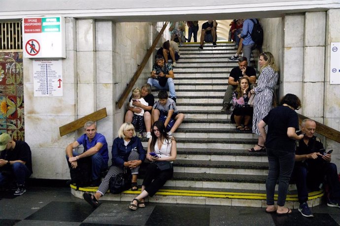 Civiles ucranianos se refugian en el metro de Kiev por el riesgo de ataques rusos