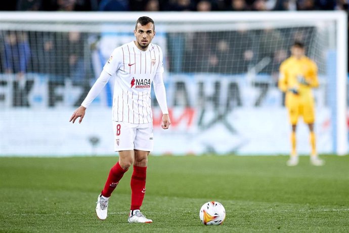 Archivo - Joan Jordan of Sevilla FC looks on during the Spanish league match of La Liga Santander between, Deportivo Alaves and Sevilla CF at Mendizorrotza on 4 of March, 2022 in Vitoria, Spain.