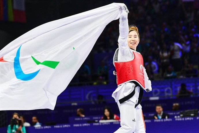 La taekwondista afgana Zakia Khudadadi celebra su medalla de bronce en los Juegos Paralímpicos de París