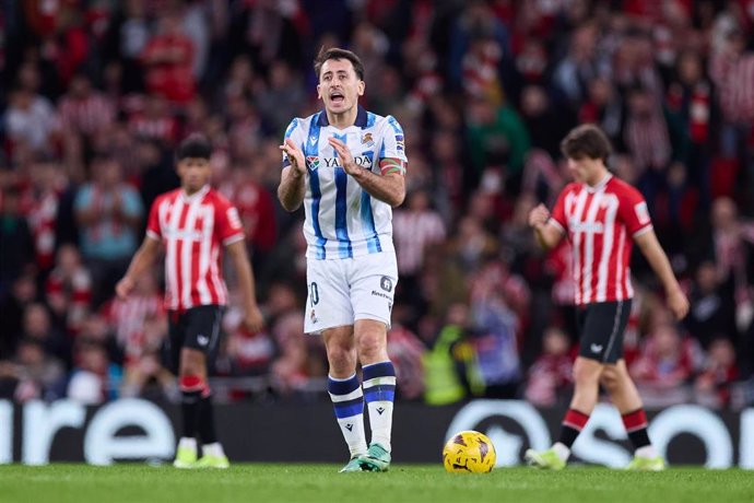 Archivo - Mikel Oyarzabal of Real Sociedad reacts after scoring goal during the LaLiga EA Sports match between Athletic Club and Real Sociedad at San Mames on January 13, 2024, in Bilbao, Spain.