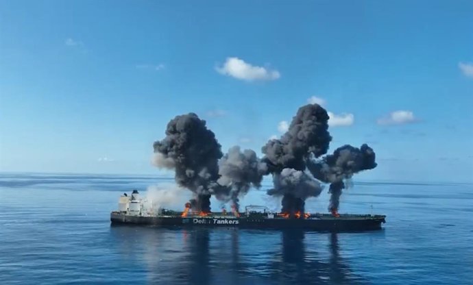 Los hutíes publican imágenes del asalto y bombardeo al petrolero griego 'Sounion' en el mar Rojo