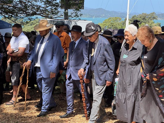Archivo - The Maori King, Kiingitanga Tuheitia (centre), walks onto the Waitangi Treaty Grounds on 4 February 2024, to be met by the local Nagpuhi tribe.. (AAP Image/Ben McKay) NO ARCHIVING