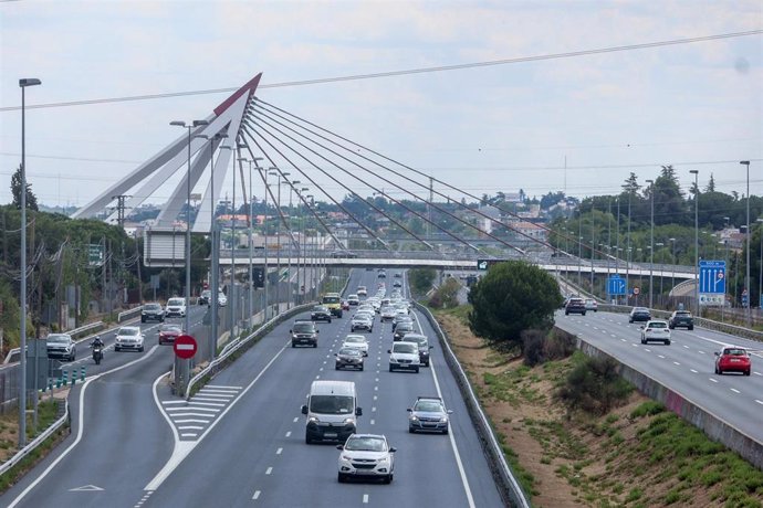 Varios coches circulan por la A6, con motivo de la operación salida del puente de agosto, en la A6, a 14 de agosto de 2024, en Madrid (España). 