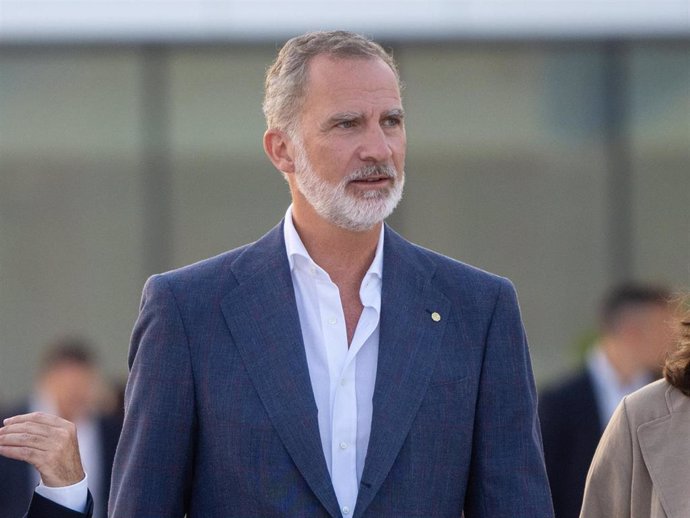 El Rey Felipe VI  durante su visita el Nou Port Olímpic con motivo de su remodelación en el Moll del Gregal