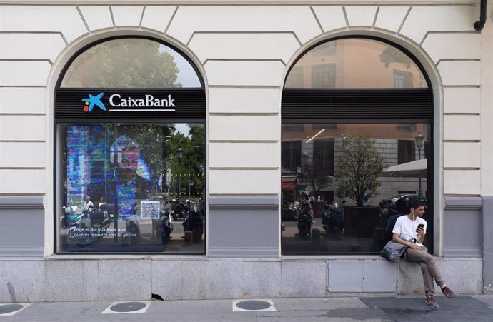 Archivo - Una oficina de Caixabank