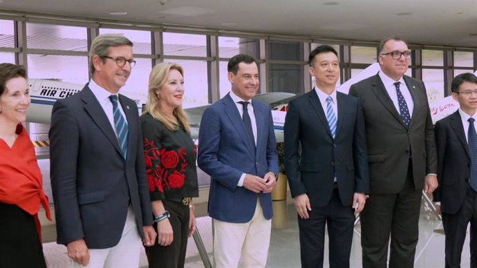 Reunión de la delegación andaluza encabezada por el presidente de la Junta, Juanma Moreno, con directivos de Air China en Pekín.