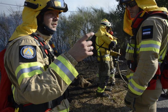 Bomberos durante la extinción de un incendio 