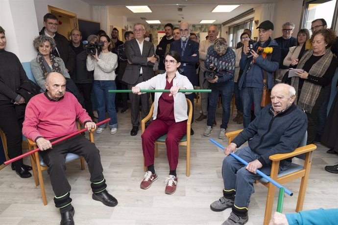 Archivo - Visita realizada por el vicepresidente Taberna y el consejero Domínguez a la residencia de mayores de Erro en el marco de este proyecto.