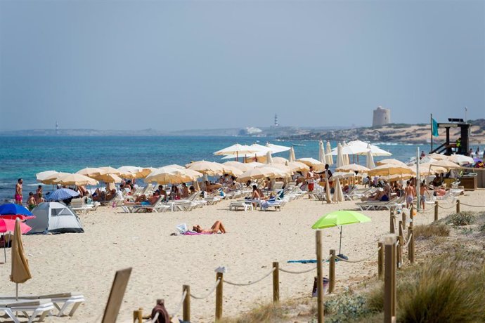 Archivo - Varias personas en la playa de Es Cavallet, a 11 de julio de 2023, en Ibiza, Islas Baleares (España). 