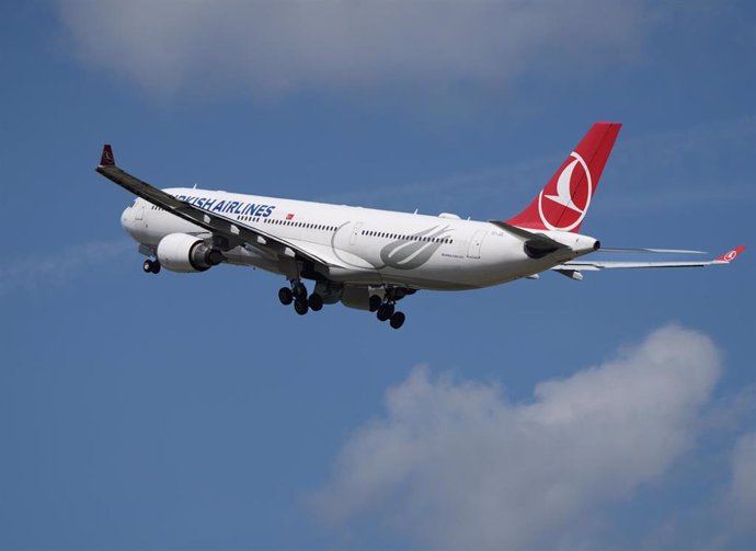 Archivo - FILED - 13 July 2023, Brandenburg, Schoenefeld: An Airbus A330-300 operated by Turkish Airlines takes off from Berlin Brandenburg Airport BER "Willy Brandt". Photo: Soeren Stache/dpa