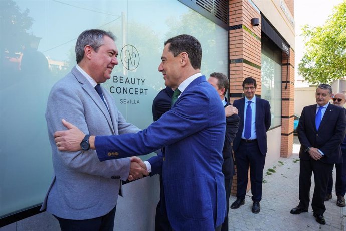 Archivo - El presidente de la Junta de Andalucía, Juanma Moreno (d) saluda al  secretario general del PSOE A, Juan Espadas (i), en la inauguración de la exposición '40 años de la Casa de Castilla-La Mancha'. (Foto de archivo).