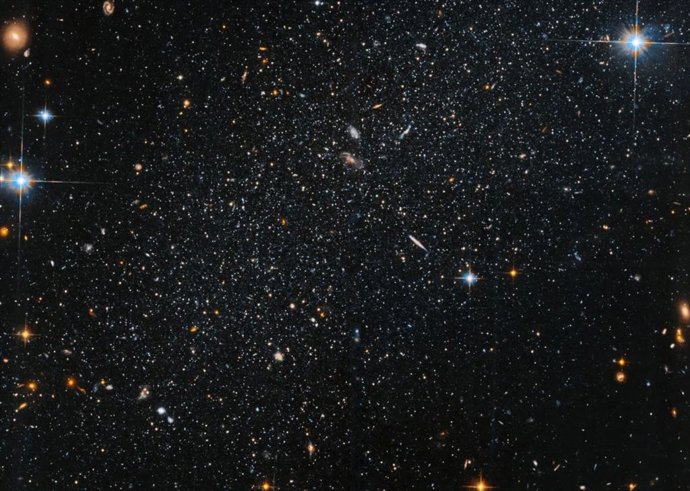 Latam.-Ciencia.-Hubble observa una galaxia satélite extrañamente organizada