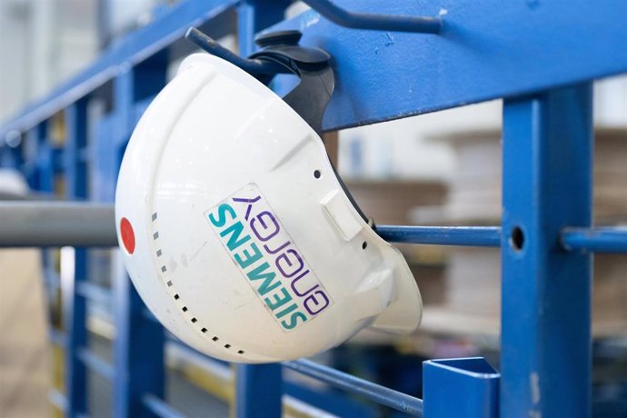 Archivo - FILED - 06 April 2023, Saxony, Dresden: A hard hat with the words "Siemens Energy" hangs in a factory hall at the Siemens Energy transformer plant.