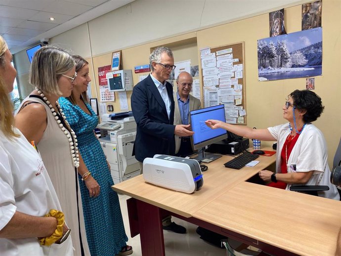 El consejero de Salud, Juan José Pedreño, visitó ho el centro de salud de Zarandona, donde informó del nuevo sistema de emisión de las tarjetas sanitarias del Servicio Murciano de Salud desde Atención Primaria.