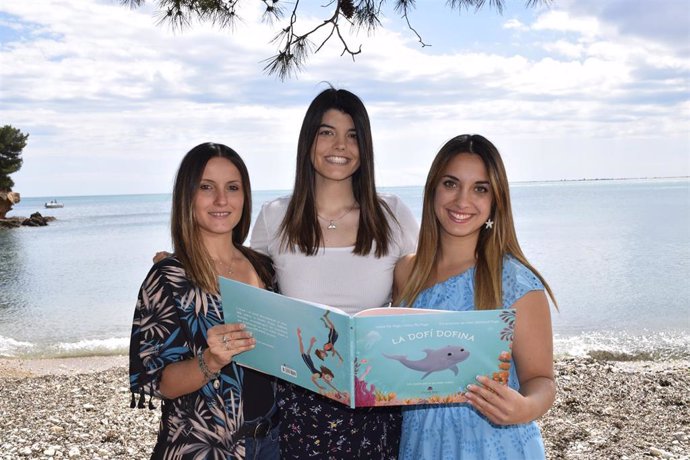 La autora de 'La Dofí Dofina', Laura Pla Pagà, junto con la ilustradora, Júlia Martorell Pagà, y su hermana Anna Pla Pagà.