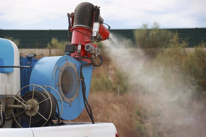 Un pick up nebulizador interviene en la campaña para el tratamiento contra los mosquitos que propagan el Virus del Nilo Occidental