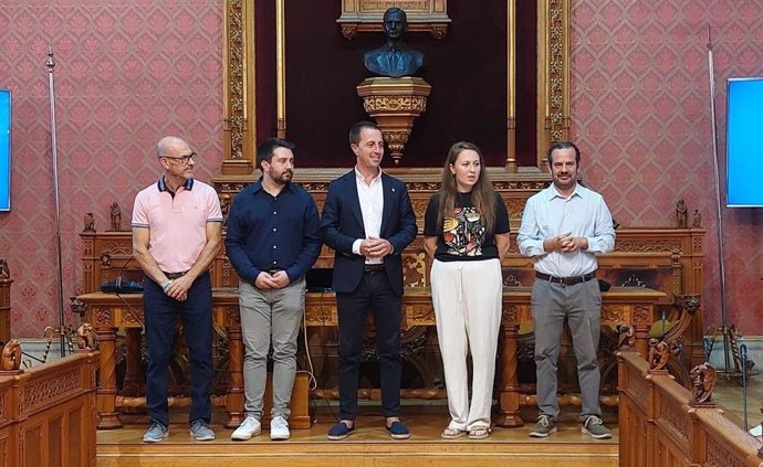 El presidente del Consell de Mallorca, Llorenç Galmés, y la presidenta de AMAR Ucraïna, Anastasiia Kvach, en la recepción a los niños ucranianos que han visitado Mallorca.