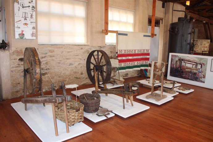 Algunas de las máquinas expuestas en el Museo Textil de Val de San Lorenzo (León)