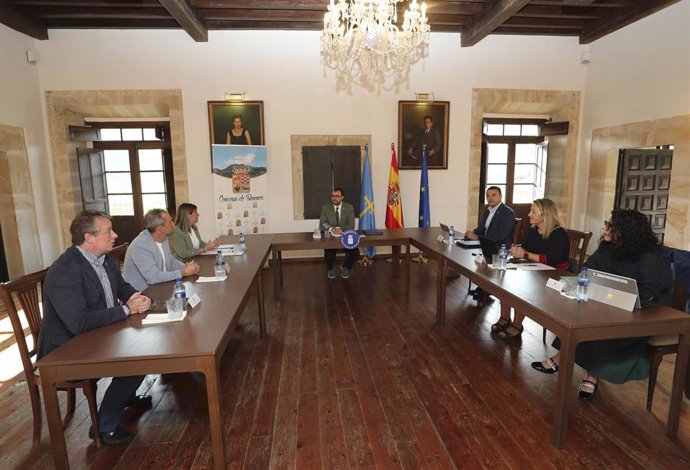 El presidente del Principado, Adrián Barbón, preside la reunión del Consejo de Gobierno, celebrada en el Palacio del Marqués de Casa Estrada de Martimporra, en Bimenes.