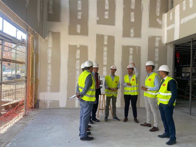 En Arganda del Rey, el consejero de Educación, Ciencia y Universidades de la Comunidad de Madrid, Emilio Viciana, visita las obras de la primera fase del nuevo Instituto público de Educación Secundaria en la localidad