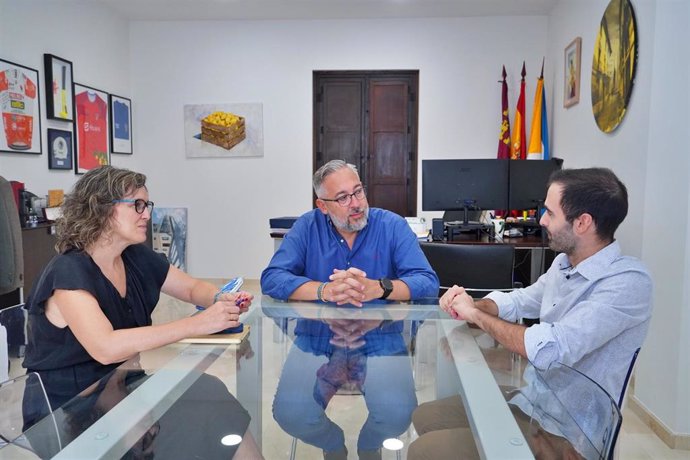 El alcalde de Santomera, Víctor Martínez, recibe al alumno Pablo Martínez López