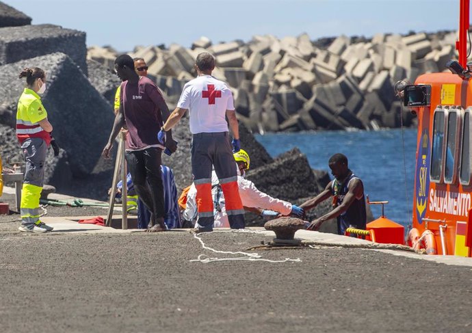 Varios migrantes desembarcan de un cayuco, en el puerto de La Restinga, a 29 de agosto de 2024, en El Hierro, Canarias 