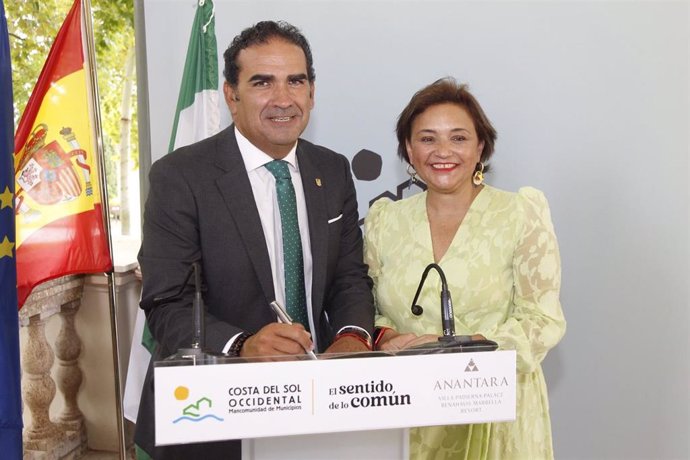 El presidente de la Mancomunidad de Municipios de la Costa del Sol Occidental, Manuel Cardeña, junto a la alcaldesa de Torremolinos, Margarita del Cid.