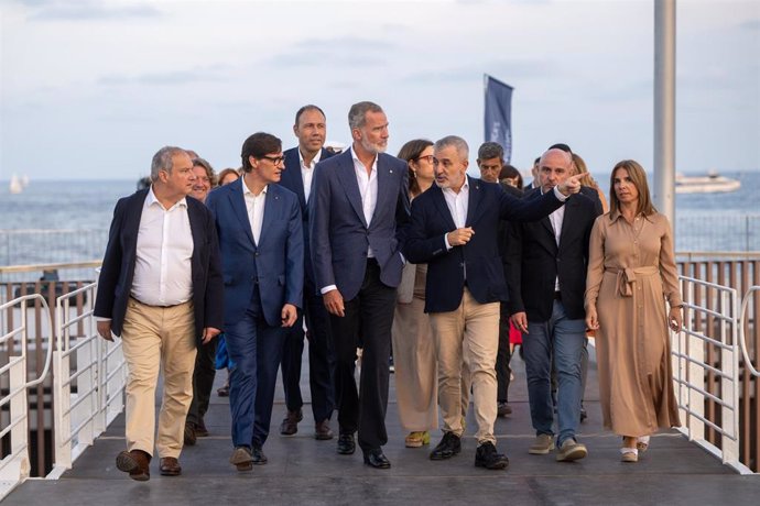 El Rey Felipe VI (4i); el ministro de Industria y Turismo, Jordi Hereu (1i); el presidente de la Generalitat, Salvador Illa (2i), y el alcalde de Barcelona, Jaume Collboni (5i) durante su visita el Nou Port Olímpic 