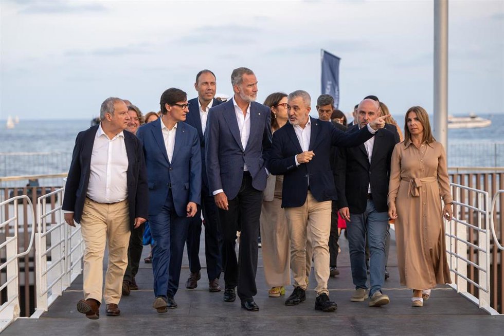 El Rey Felipe VI (4i); el ministro de Industria y Turismo, Jordi Hereu (1i); el presidente de la Generalitat, Salvador Illa (2i), y el alcalde de Barcelona, Jaume Collboni (5i) durante su visita el Nou Port Olímpic