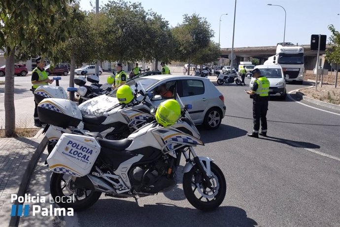 Agentes de la Unidad Motorizada en el control.