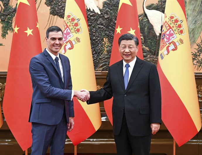 Archivo - El presidente del Gobierno, Pedro Sánchez, y el presidente chino, Xi Jinping, durante su reunión en Pekín