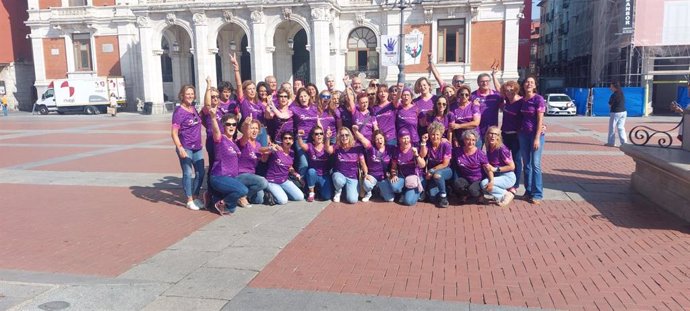 La asociación Vallkirias al completo, junto al alcalde de Valladolid, Jesús Julio Carnero, posan horas antes del pregón que dará incio a la semana de Fiestas de Valladolid