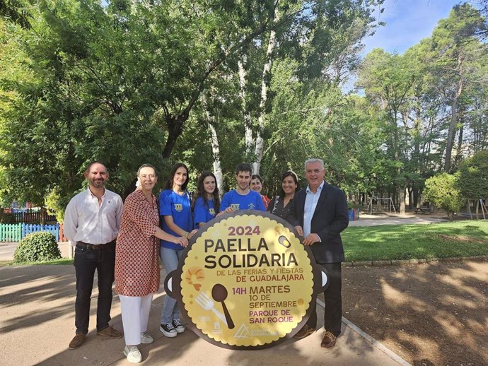 Ana Guarinos, José Luis Vega y miembros de las entidades colaboradoras en la presentación de la paella solidaria.