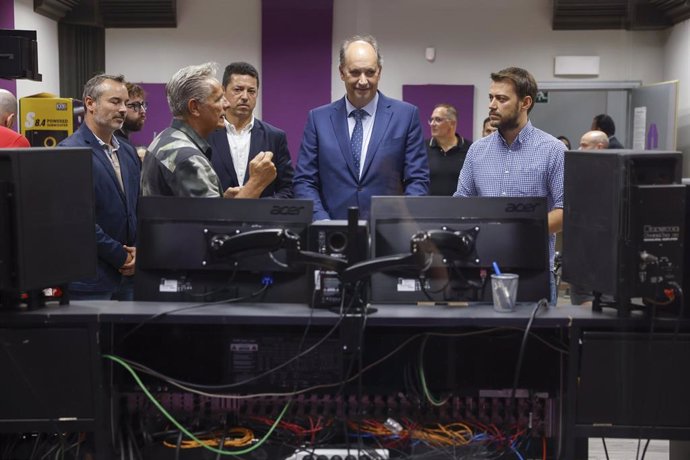 El consejero de Digitalización de la Comunidad de Madrid, Miguel López-Valverde, visita las instalaciones de la empresa Campus FP Emprende.