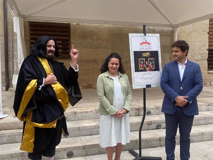 El director general de Cultura, Roberto Iturriaga, la directora del Museo de La Rioja, Rocío Coletes, y el actor de la compañía Sapo Producciones, Martín Nalda