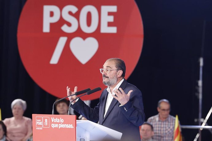 Archivo - El candidato a la Presidencia de Aragón, Javier Lambán, participa en un acto de campaña, en la Sala Multiusos del Auditorio de Zaragoza, a 18 de mayo de 2023, en Zaragoza, Aragón (España). Sánchez ha arropado a los candidatos a la Presidencia de