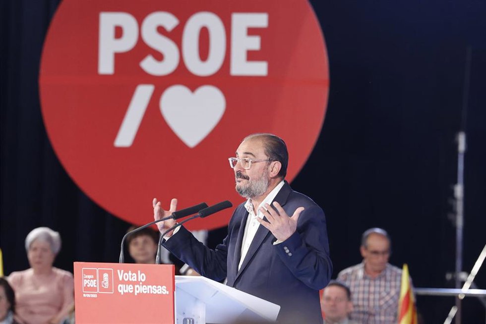 Archivo - El candidato a la Presidencia de Aragón, Javier Lambán, participa en un acto de campaña, en la Sala Multiusos del Auditorio de Zaragoza, a 18 de mayo de 2023, en Zaragoza, Aragón (España). Sánchez ha arropado a los candidatos a la Presidencia 