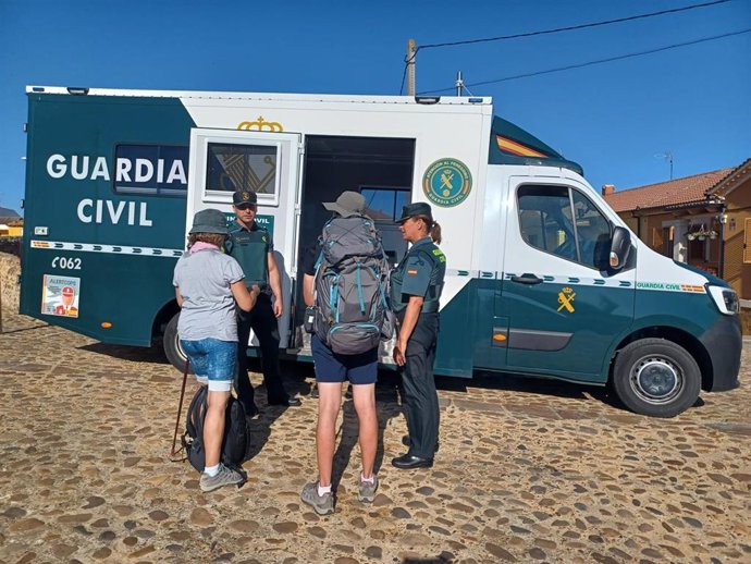 Peregrinos reciben información en la Oficina Móvil de Atención al Peregrino (OMAP) de la Guardia Civil