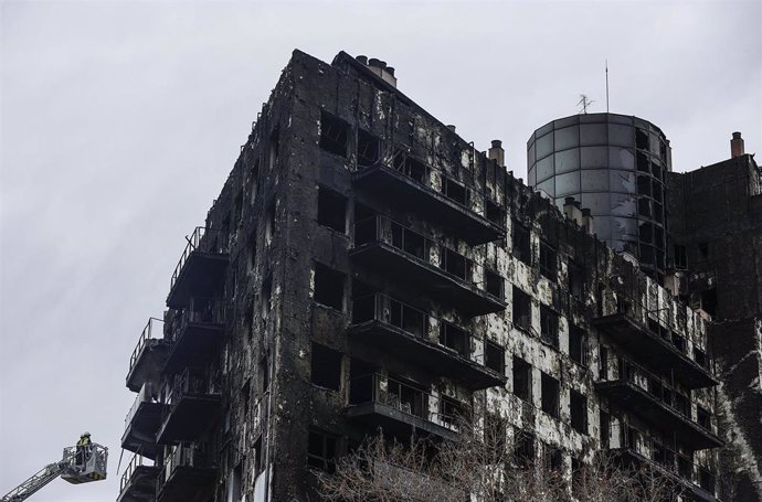 Archivo - Imagen de archivo del edificio incendiado en el barrio valenciano de Campanar. 