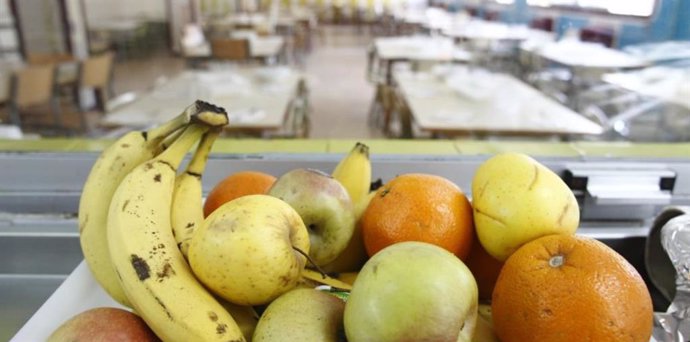 Una bandeja de fruta en un comedor escolar.