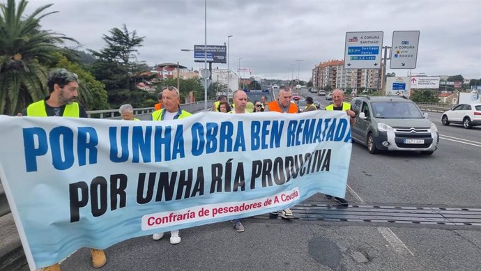 Miembros de la Cofradía de Pescadores de A Coruña, en una nueva protesta con corte de tráfico en el puente de A Pasaxe