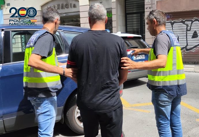 La Policía Nacional ha detenido en Málaga a un hombre, de 41 años, por su presunta responsabilidad en cuatro delitos de agresión sexual, uno de ellos con penetración, a cuatro mujeres de entre 40 y 65 años.