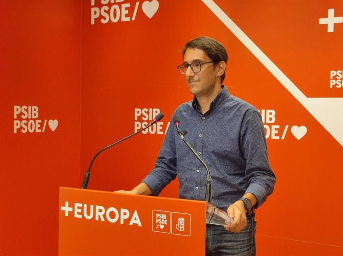 Archivo - El portavoz parlamentario del PSIB, Iago Negueruela, en rueda de prensa.