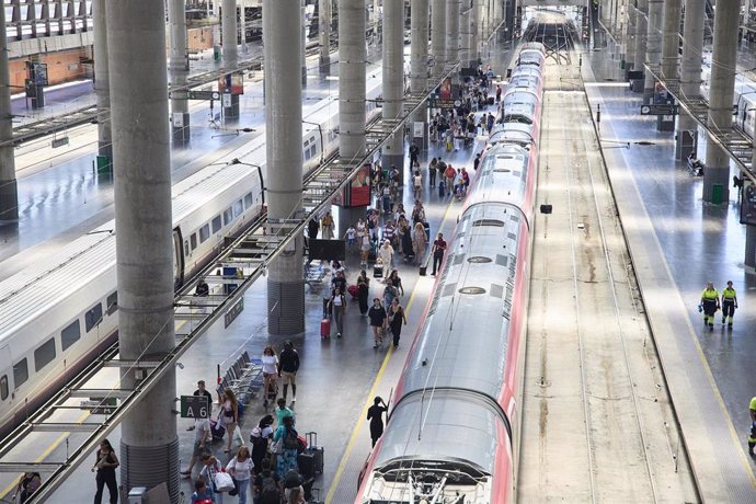 Decenas de personas en la estación de trenes Puerta de Atocha-Almudena Grandes (Madrid).