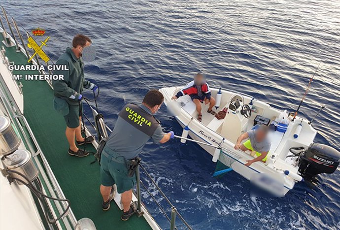 Imagen de una de las inspecciones desarrolladas por la Guardia Civil