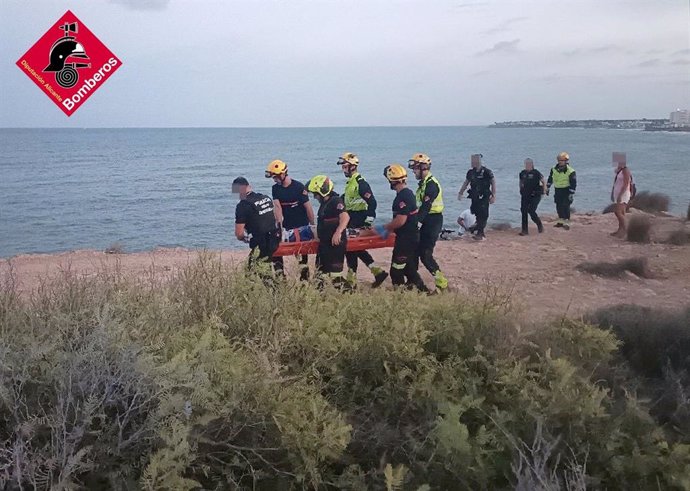 Rescatan a un ciclista tras caer desde cuatro metros por un acantilado en Cala Mosca