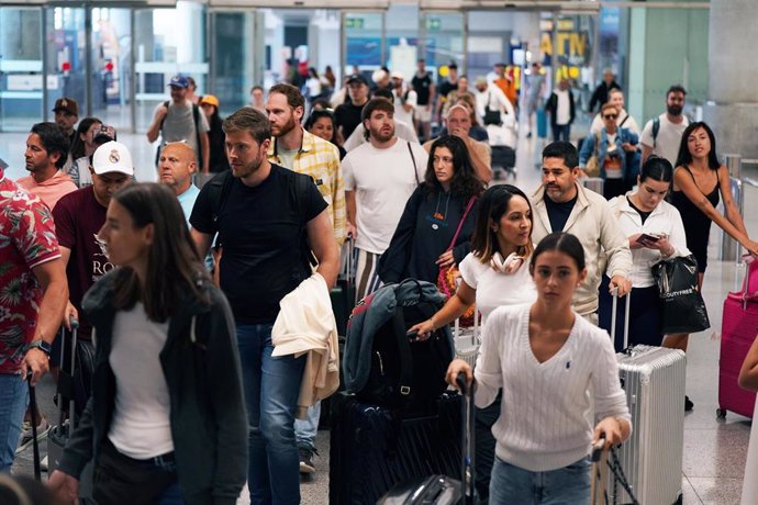 Archivo - Imágenes de turistas a su llegada al aeropuerto de Málaga-Costa del Sol, a 1 de julio de 2024, en Málaga, Andalucía (España).