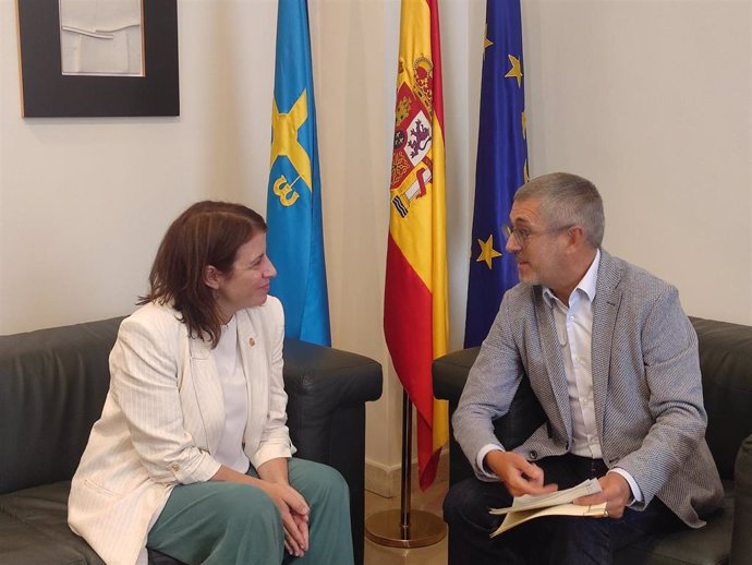 La delegada del Gobierno en Asturias, Adriana Lastra, y el secretario de Estado de Medio Ambiente, Hugo Morán.