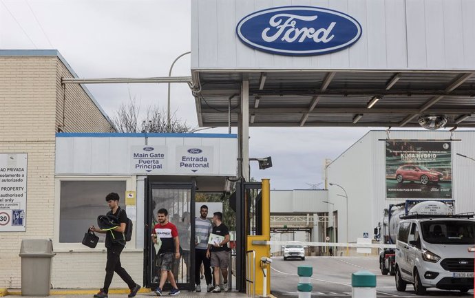 Archivo - Varios trabajadores en la fábrica de Ford