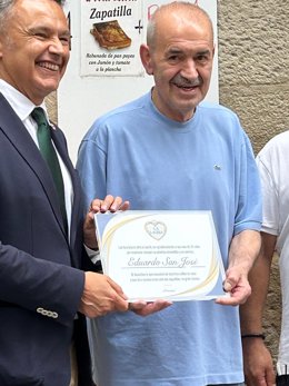 Eduardo San José recoge su placa junto al alcalde de Logroño, Conrado Escobar